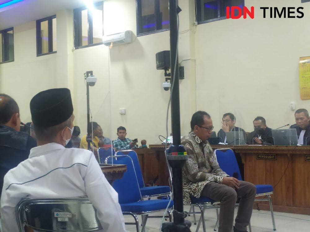 Budi Sutomo, merupakan Kabiro Perencanaan dan Hubungan Masyarakat Unila saat menjadi saksi di sidang penerimaan mahasiswa baru (PMB) Unila jalur mandiri 2022 di PN Tipikor Tanjungkarang, Selasa (14/2/2023). (IDN Times/Tama Yudha Wiguna).