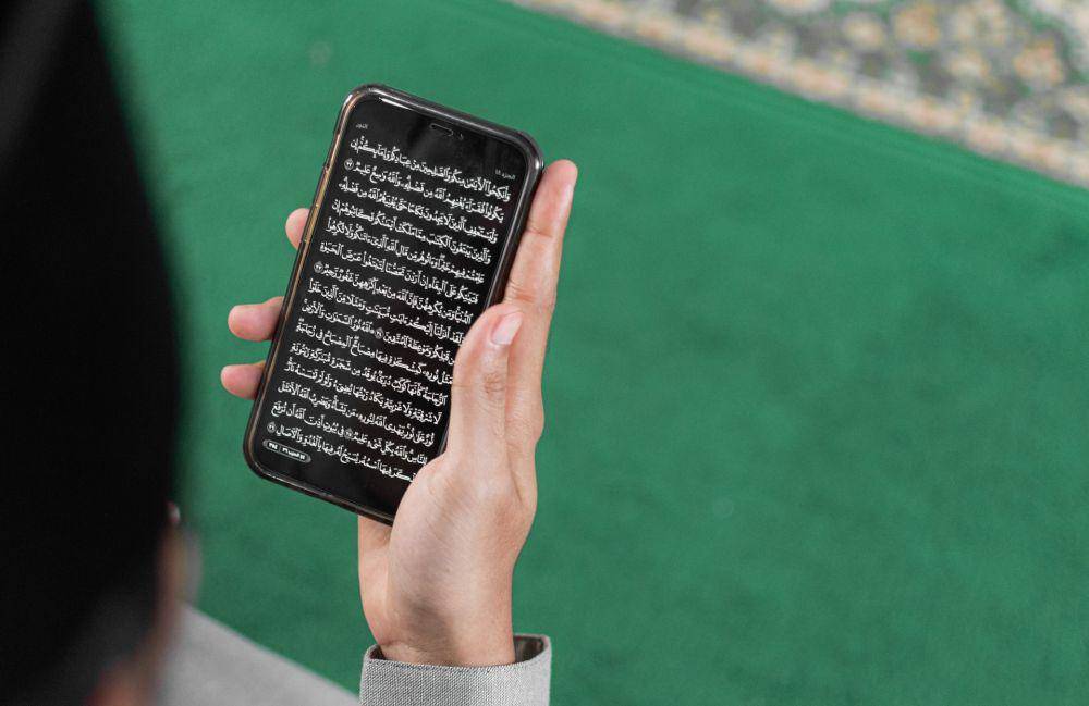 membaca Al-Qur'an lewat aplikasi(unsplash.com/Masjid Pogung)