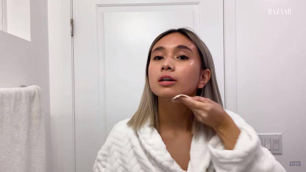 cuplikan NIKI's Nighttime Skincare Routine For Dry Skin (youtube.com/Harper's BAZAAR)