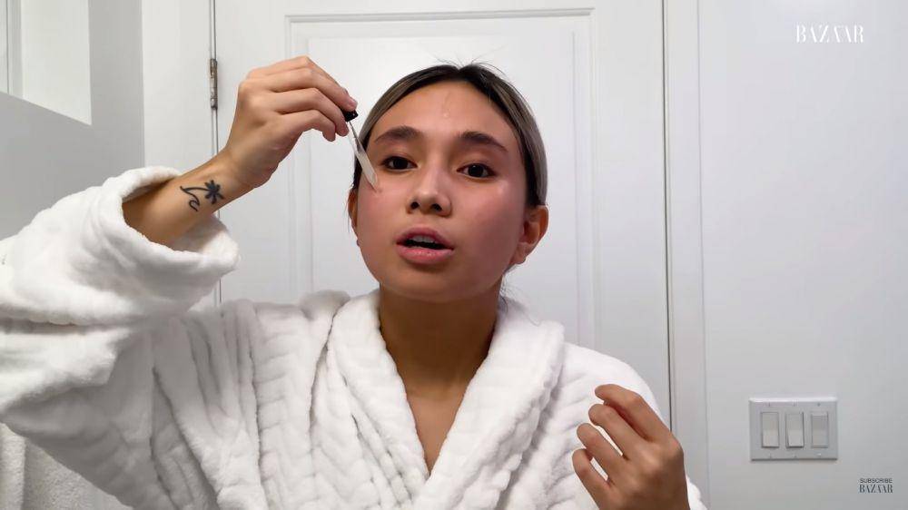 cuplikan NIKI's Nighttime Skincare Routine For Dry Skin (youtube.com/Harper's BAZAAR)