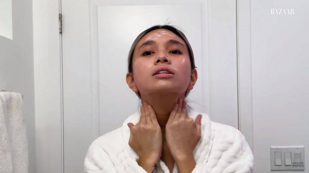 cuplikan NIKI's Nighttime Skincare Routine For Dry Skin (youtube.com/Harper's BAZAAR)