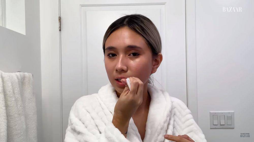 cuplikan NIKI's Nighttime Skincare Routine For Dry Skin (youtube.com/Harper's BAZAAR)