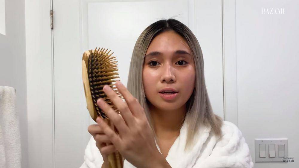 cuplikan NIKI's Nighttime Skincare Routine For Dry Skin (youtube.com/Harper's BAZAAR)