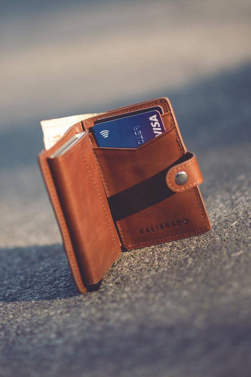 ilustrasi card holder (pexels.com/Emil Kalibradov)