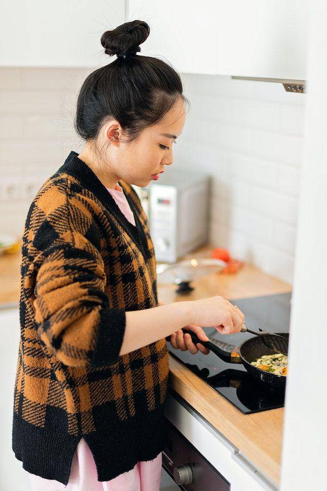 ilustrasi memasak acar tigu khas Kaltim (pexels.com/Mikhail Nilov)