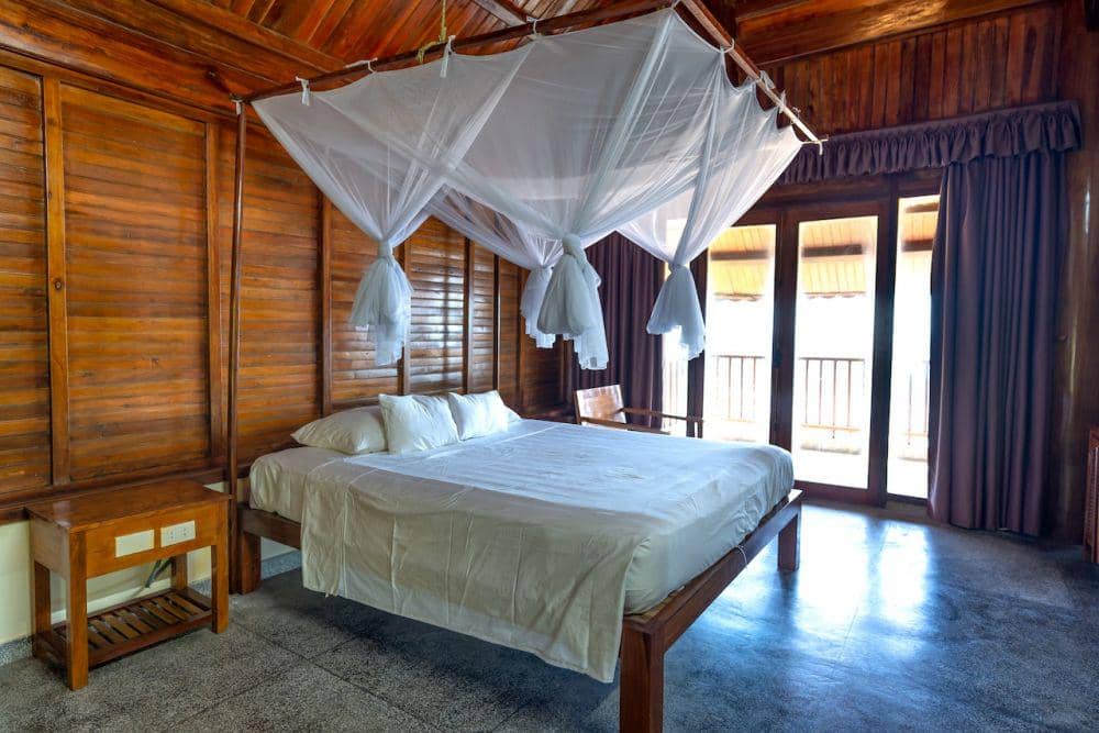 Ilustrasi kamar tidur jadul dengan dekorasi kayu yang dominan (pexels.com/Quang Nguyen Vinh)