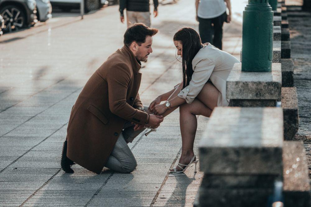 6 Alasan Cewek Suka Cowok Romantis, Bukan Cuma Meniru Film