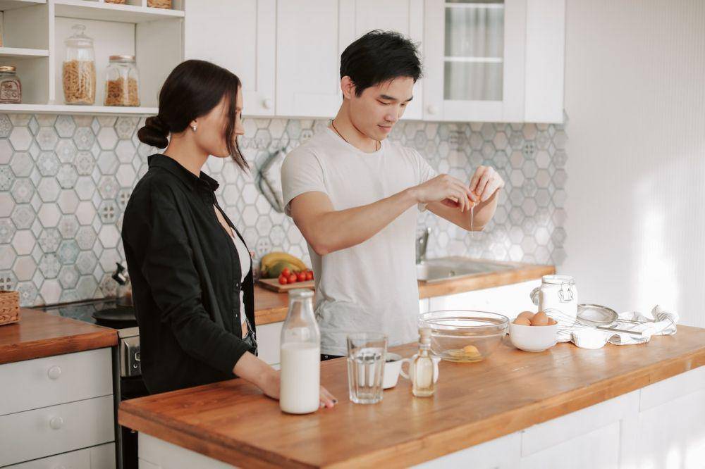 5 Zodiak Paling Suka Masak Bareng Pasangan, Romantis Abis!