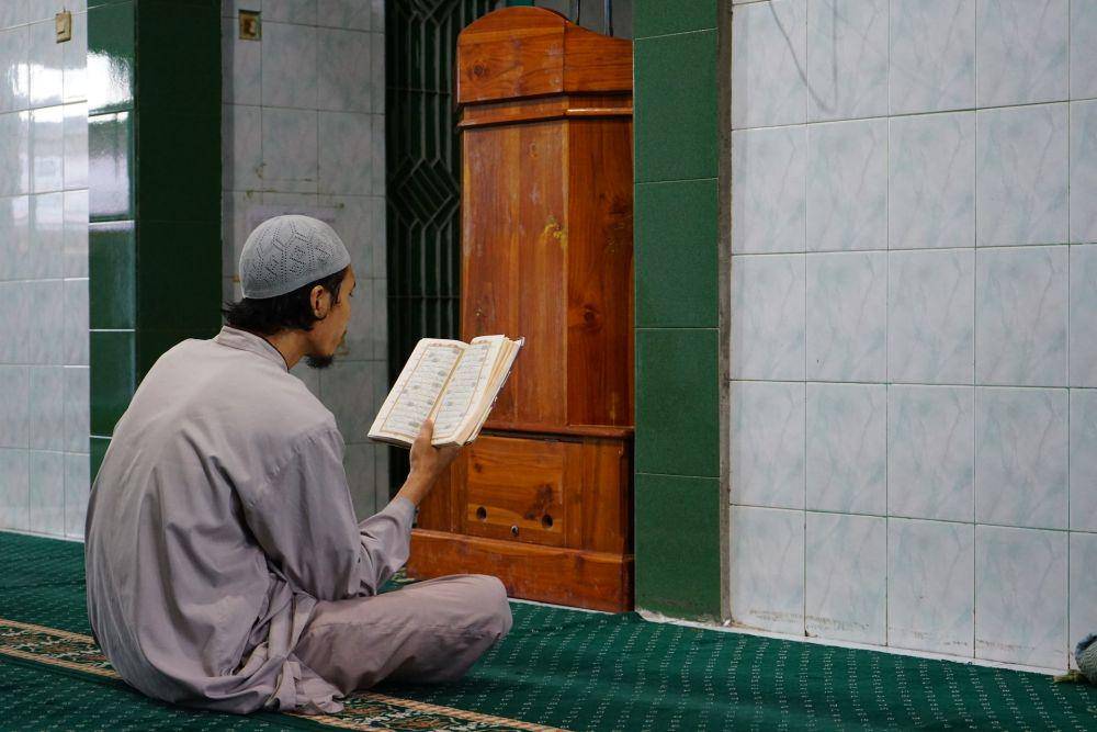 membaca Al-Qur'an setelah salat(unsplash.com/Taliwang)