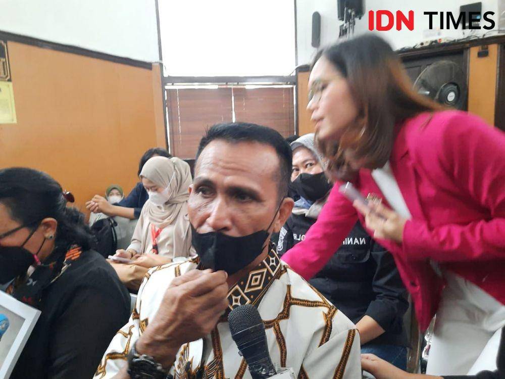 Ayah Brigadir J, Samuel Hutabarat saat akan menghadiri sidang vonis Ricky Rizal dan Kuat Ma'ruf di PN Jaksel, Selasa (14/2/2023). (IDN Times/Amir Faishol)
