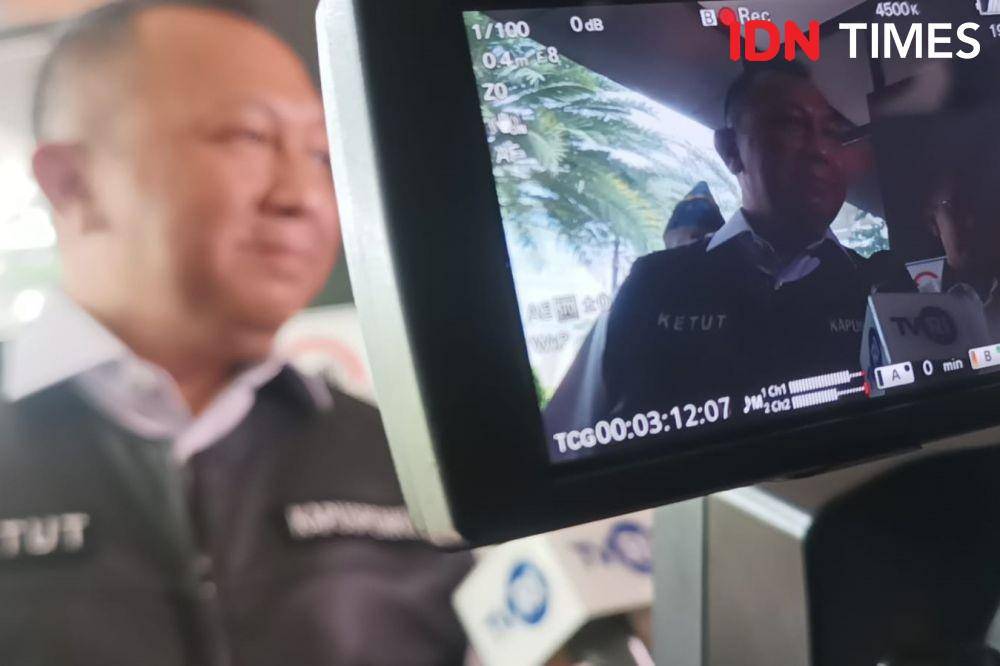Kepala Pusat Penerangan Hukum Kejaksaan Agung, Ketut Sumedana saat memberikan keterangan pers di Kejagung, Selasa (14/2/2023). (IDN Times/Dini Suciatiningrum)