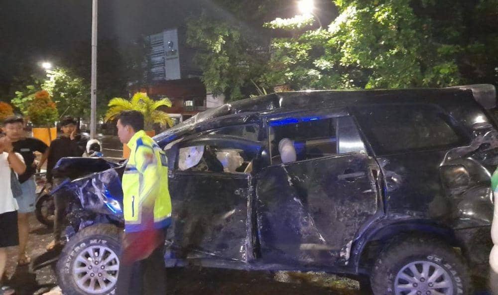 Tumpangi Mobil Plat Merah, Pelajar Makassar Tewas Tabrak Median Jalan