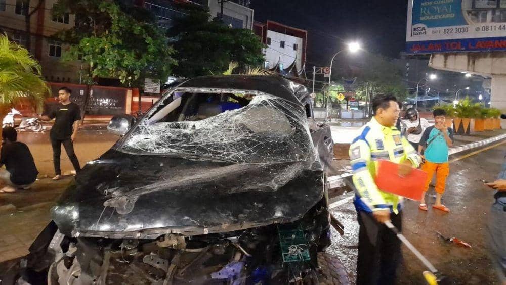 Kondisi mobil plat merah milik Pemda Gowa yang kecelakaan tunggal ditumpangi dan dikemudikan pelajar. (Istimewa)