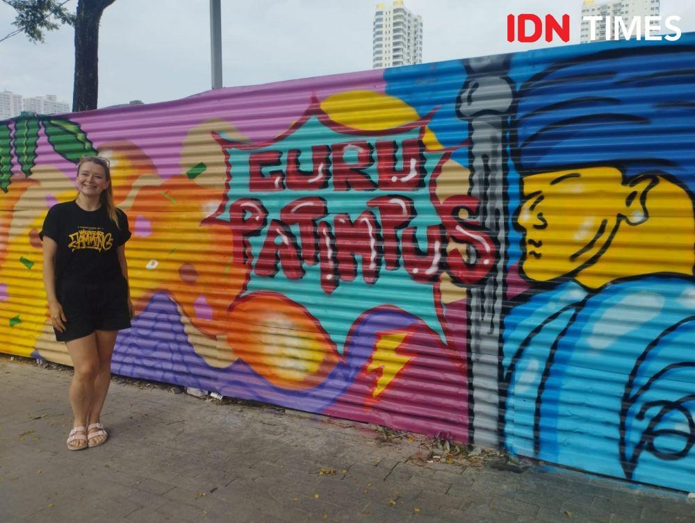 Seniman Inggris Lukis Mural Lontong Medan di Lapangan Merdeka