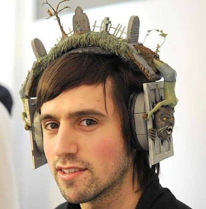 bentuk earphone yang absurd (instagram.com/uglydesign)