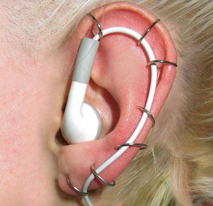 bentuk earphone yang absurd (instagram.com/uglydesign)