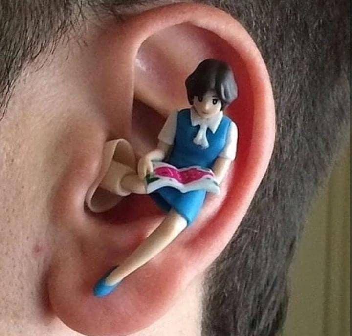bentuk earphone yang absurd (instagram.com/uglydesign)