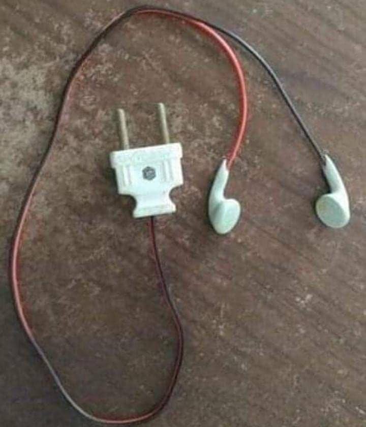 bentuk earphone yang absurd (instagram.com/humorsantuy)