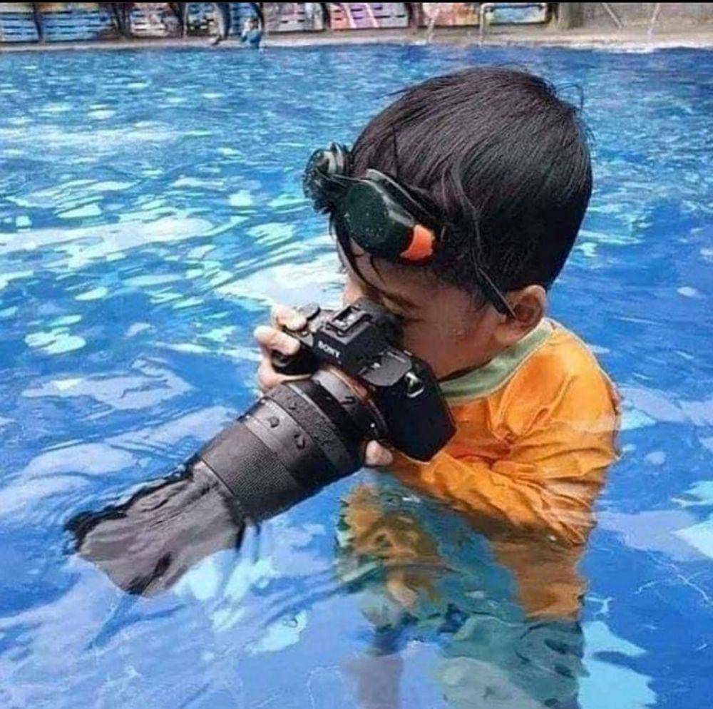 momen lucu orang saat di kolam renang (facebook.com/trending.world.wide.official)