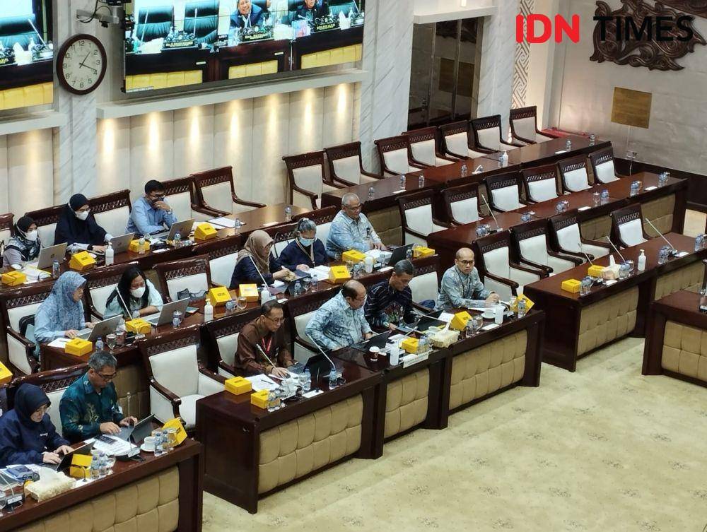 Rapat kerja (raker) Komisi XI DPR RI dengan Direktur Jenderal Anggaran Kemenkeu Isa Rachmatawarta, Rabu (14/2/2023). (IDN Times/Trio Hamdani)
