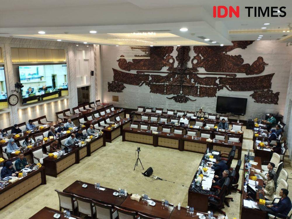 Rapat kerja (raker) Komisi XI DPR RI dengan Direktur Jenderal Anggaran Kemenkeu Isa Rachmatawarta, Rabu (14/2/2023). (IDN Times/Trio Hamdani)