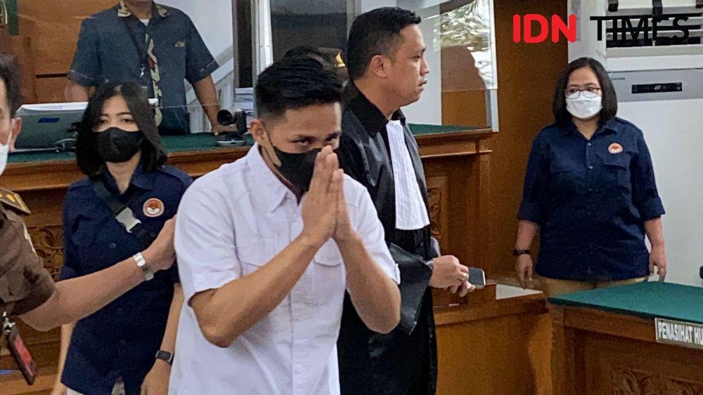 Keluarga Brigadir J Legowo dengan Vonis 1,5 Tahun Bharada E