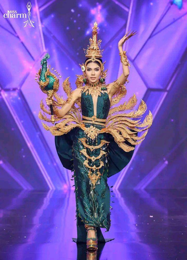 Potret Finalis Miss Charm 2023 dalam Balutan Kostum Nasional (Facebook.com/Vũ Trụ Hoa Hậu - Universe Queen)