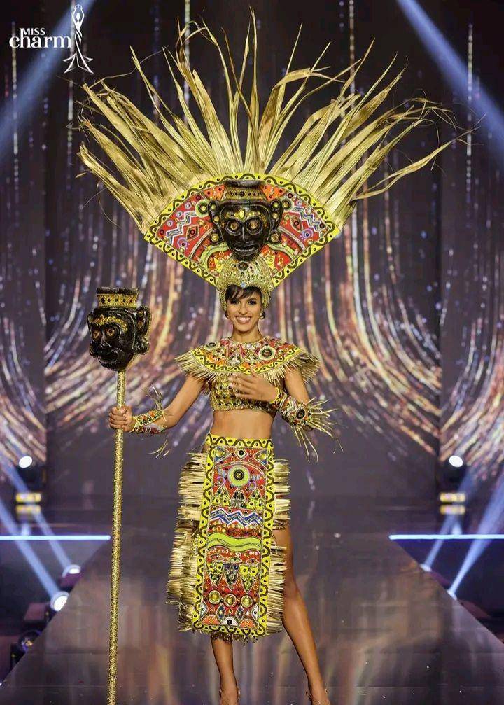 Potret Finalis Miss Charm 2023 dalam Balutan Kostum Nasional (Facebook.com/Vũ Trụ Hoa Hậu - Universe Queen)