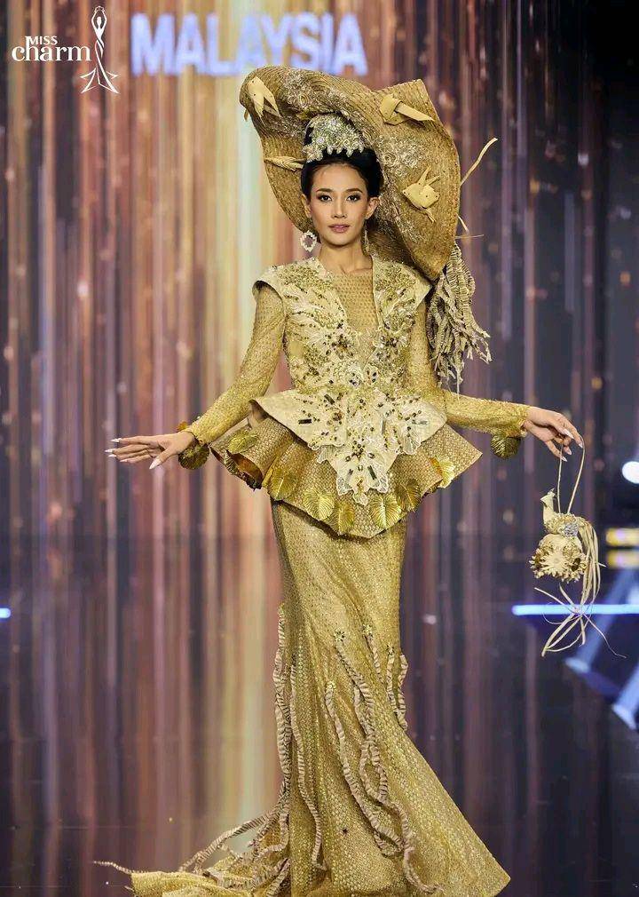 Potret Finalis Miss Charm 2023 dalam Balutan Kostum Nasional (Facebook.com/Vũ Trụ Hoa Hậu - Universe Queen)