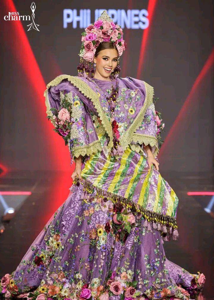 Potret Finalis Miss Charm 2023 dalam Balutan Kostum Nasional (Facebook.com/Vũ Trụ Hoa Hậu - Universe Queen)