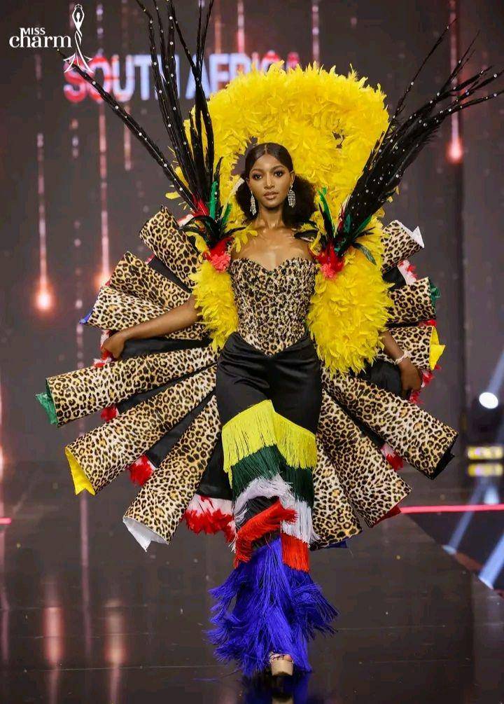 Potret Finalis Miss Charm 2023 dalam Balutan Kostum Nasional (Facebook.com/Vũ Trụ Hoa Hậu - Universe Queen)