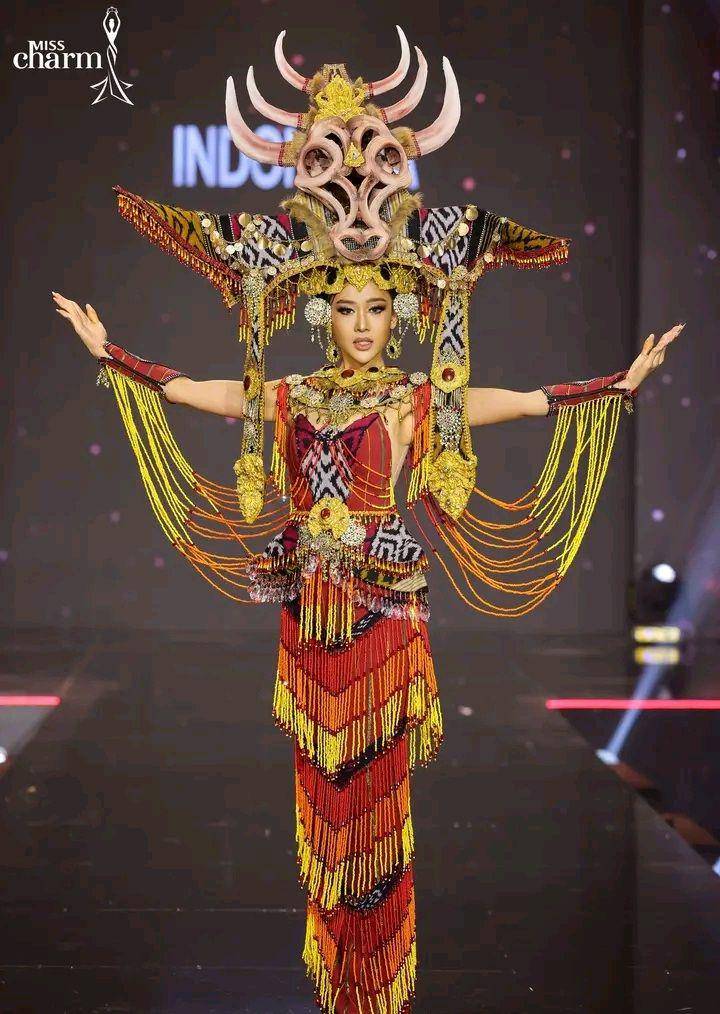 Potret Finalis Miss Charm 2023 dalam Balutan Kostum Nasional (Facebook.com/Vũ Trụ Hoa Hậu - Universe Queen)