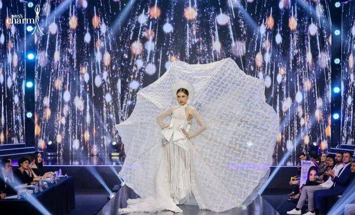 Potret Finalis Miss Charm 2023 dalam Balutan Kostum Nasional (Facebook.com/Vũ Trụ Hoa Hậu - Universe Queen)