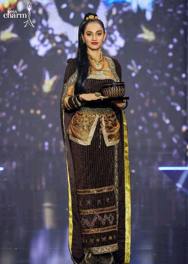Potret Finalis Miss Charm 2023 dalam Balutan Kostum Nasional (Facebook.com/Vũ Trụ Hoa Hậu - Universe Queen)