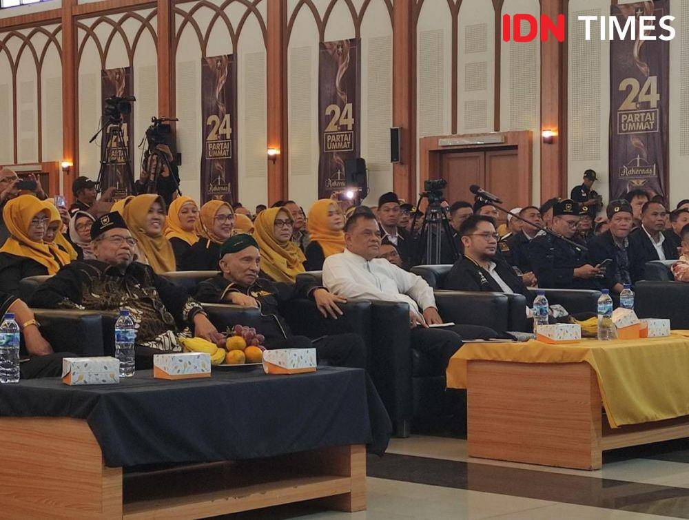 Mantan Panglima TNI Gatot Nurmantyo duduk bersama Ketua Majelis Dewan Syuro Amien Rais dan Ketum Partai Ummat Ridho Rahmadi (IDN Times/Yosafat Diva Bayu Wisesa)