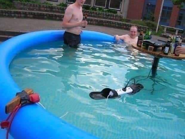 momen lucu orang saat di kolam renang (facebook.com/BLACKHOODTACTICAL)