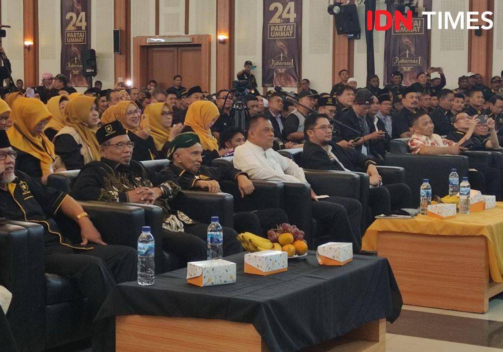 Mantan Panglima TNI Gatot Nurmantyo duduk bersama Ketua Majelis Dewan Syuro Amien Rais dan Ketum Partai Ummat Ridho Rahmadi (IDN Times/Yosafat Diva Bayu Wisesa)