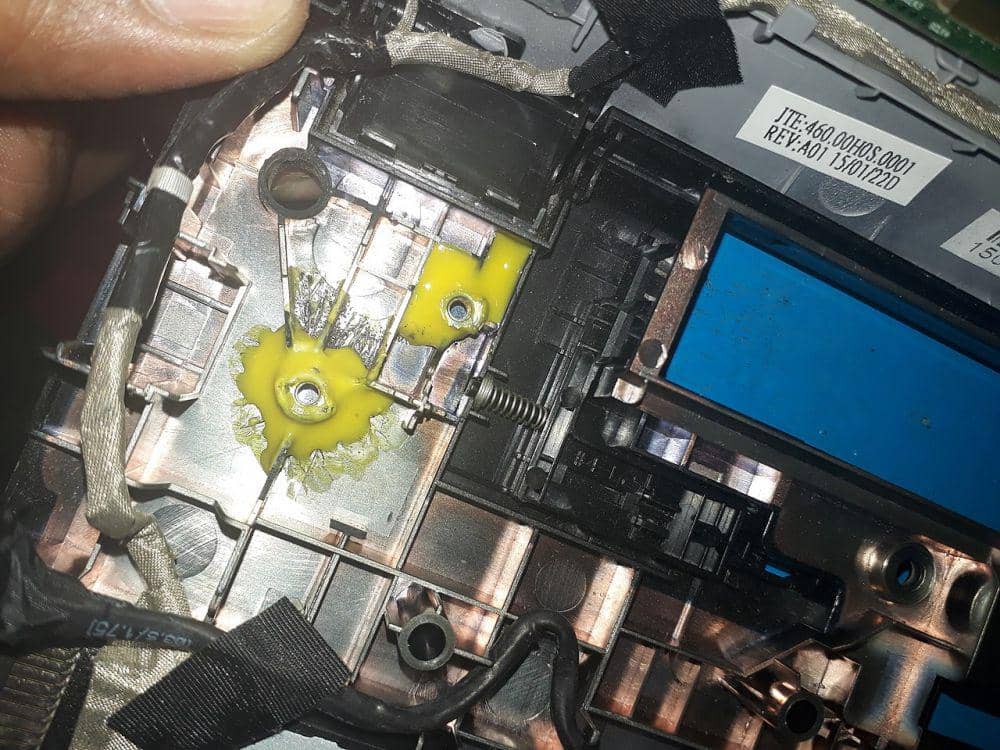 ilustrasi melakukan perbaikan pada laptop yang rusak (commons.wikimedia.org/Solutionservice21)