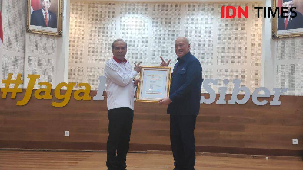 Kepala BSSN, Letjen TNI (Purn) Hinsa Siburian (kiri) menerima penyerahan sertifikasi sebagai launching LSP BSSN, di kantor BSSN, Kecamatan Bojongsari, Kota Depok. (IDNTimes/Dicky)