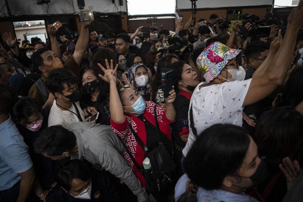 Pagar Ambruk hingga Jurnalis Ribut dengan Aparat Usai Vonis Bharada E