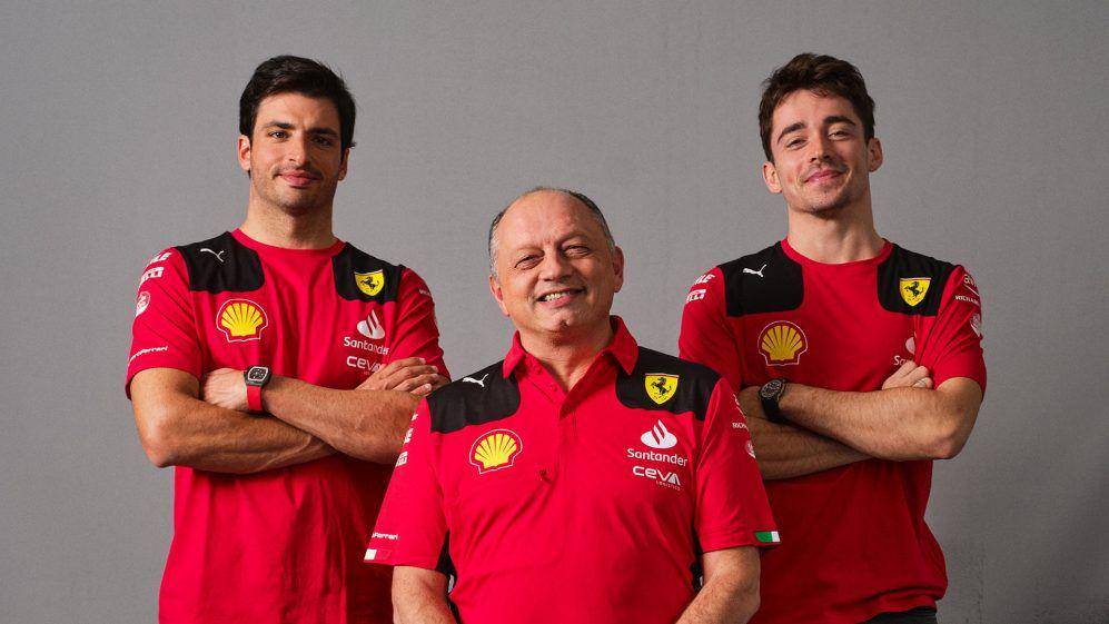 Carlos Sainz, Frederic Vasseur, dan Charles Leclerc berfoto (formula1.com)