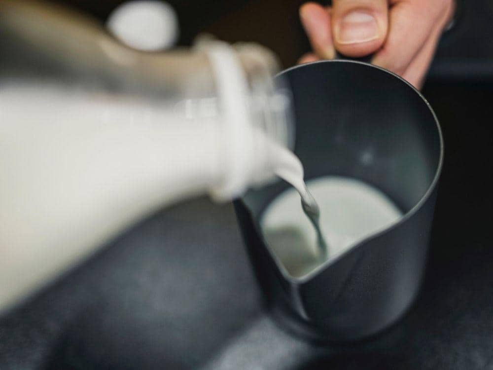 bahan dasar rabdi, susu putih (freepik.com/freepik)