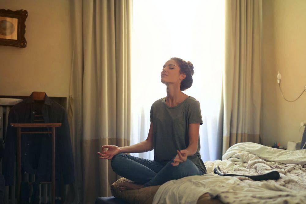 ilustrasi proses meditasi (pexels.com/Andrea Piacquadio)
