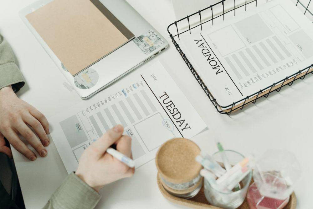 membuat list jadwal (pexels.com/cottonbro studio)