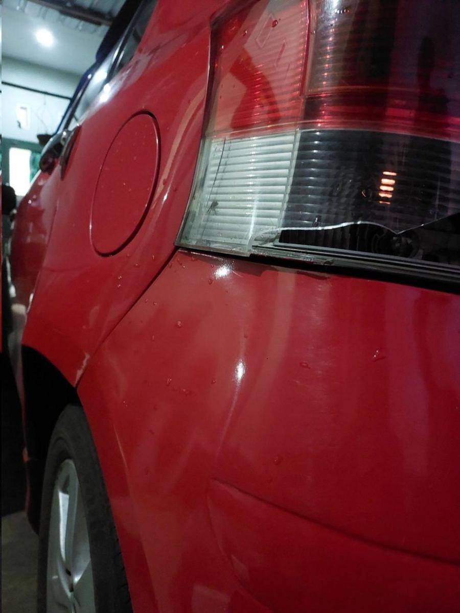 Toyota Yaris yang tertabrak dua singa di Taman Safari II Jatim (Twitter/@ferdian-pepe)