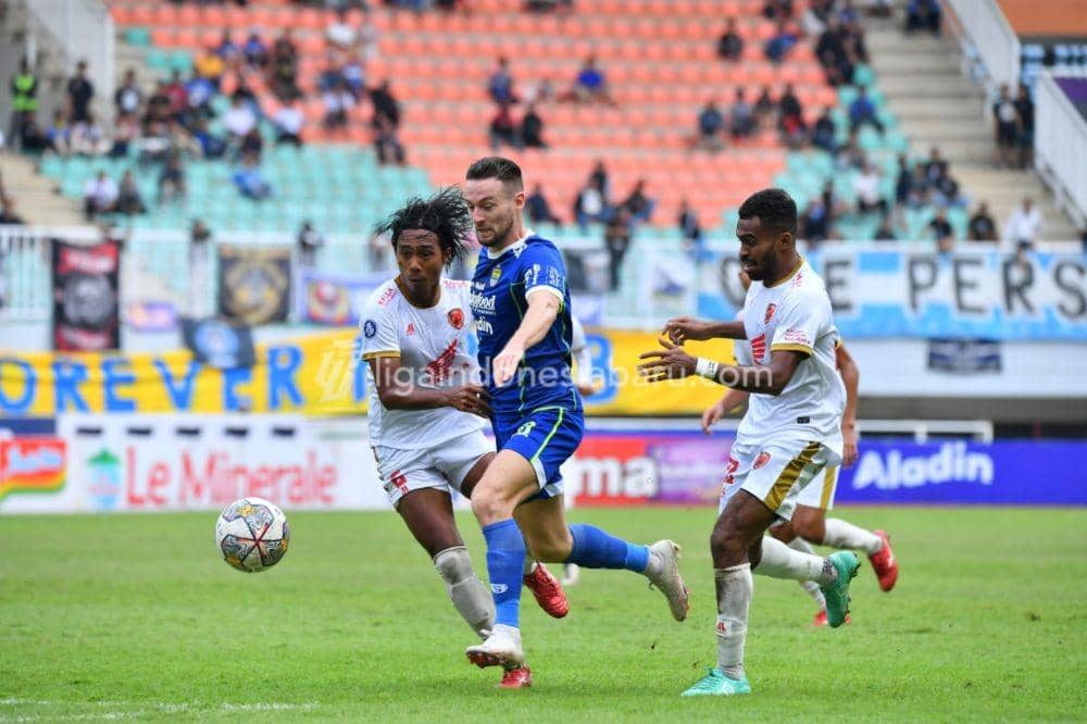 Salah satu momen pertandingan Persib Bandung versus PSM Makassar yang berlangsung di Stadion Pakansari Cibinong, Kabupaten Bogor, Selasa 14 Februari 2023. (Dok. PT Liga Indonesia Baru)