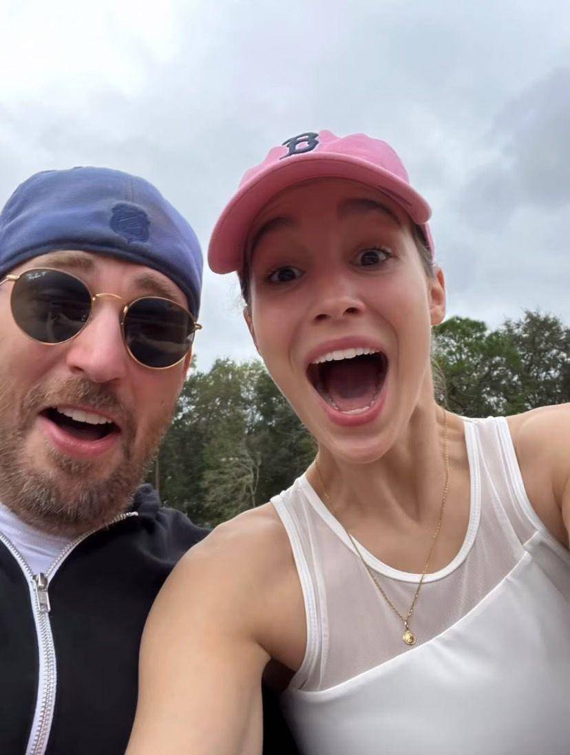potret romantis Chris Evans dan pacar (instagram.com/chrisevans)