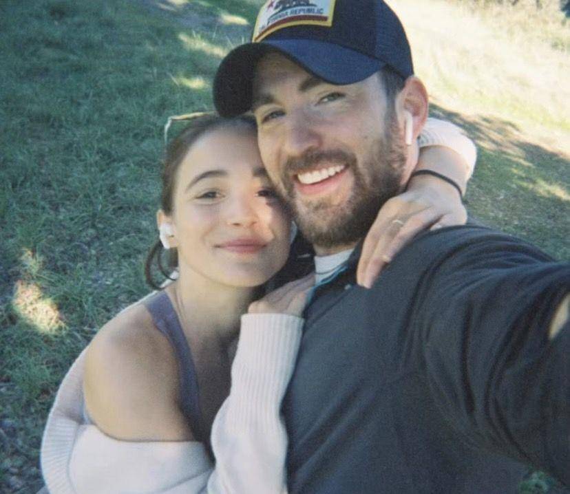 potret romantis Chris Evans dan pacar (instagram.com/chrisevans)