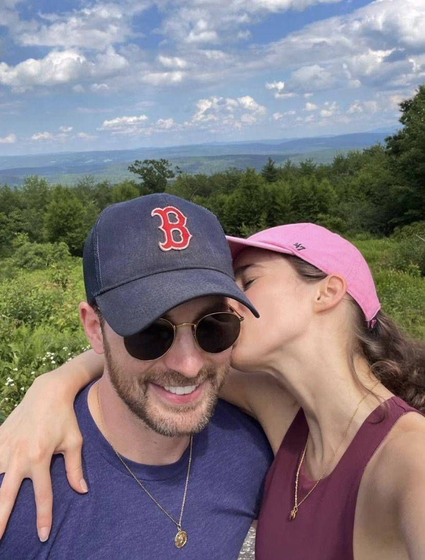 potret romantis Chris Evans dan pacar (instagram.com/chrisevans)