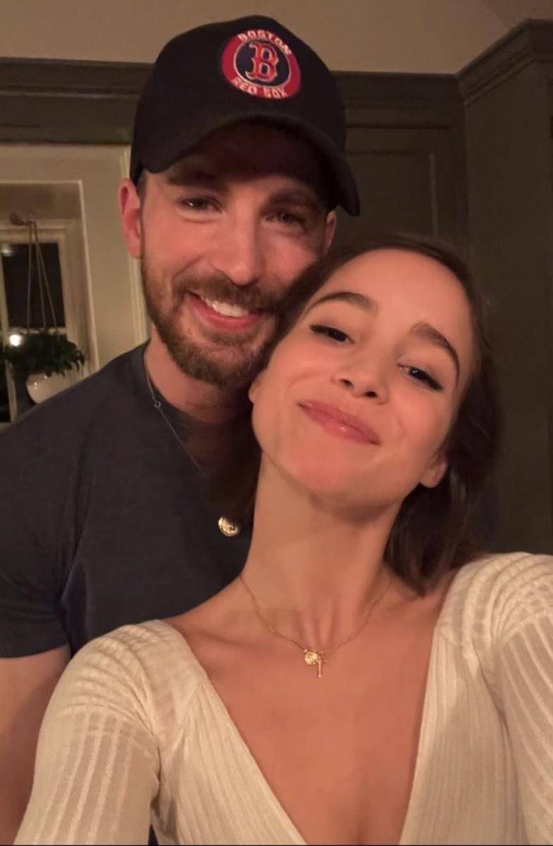 potret romantis Chris Evans dan pacar (instagram.com/chrisevans)